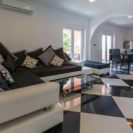 Hundefreundliche Und Moderne Mit Privatpool, Meerblick, Bbq-bereich Feriehus