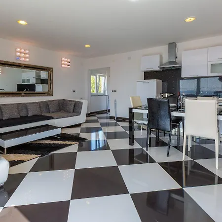 Hundefreundliche Und Moderne Mit Privatpool, Meerblick, Bbq-bereich Vakantiehuis